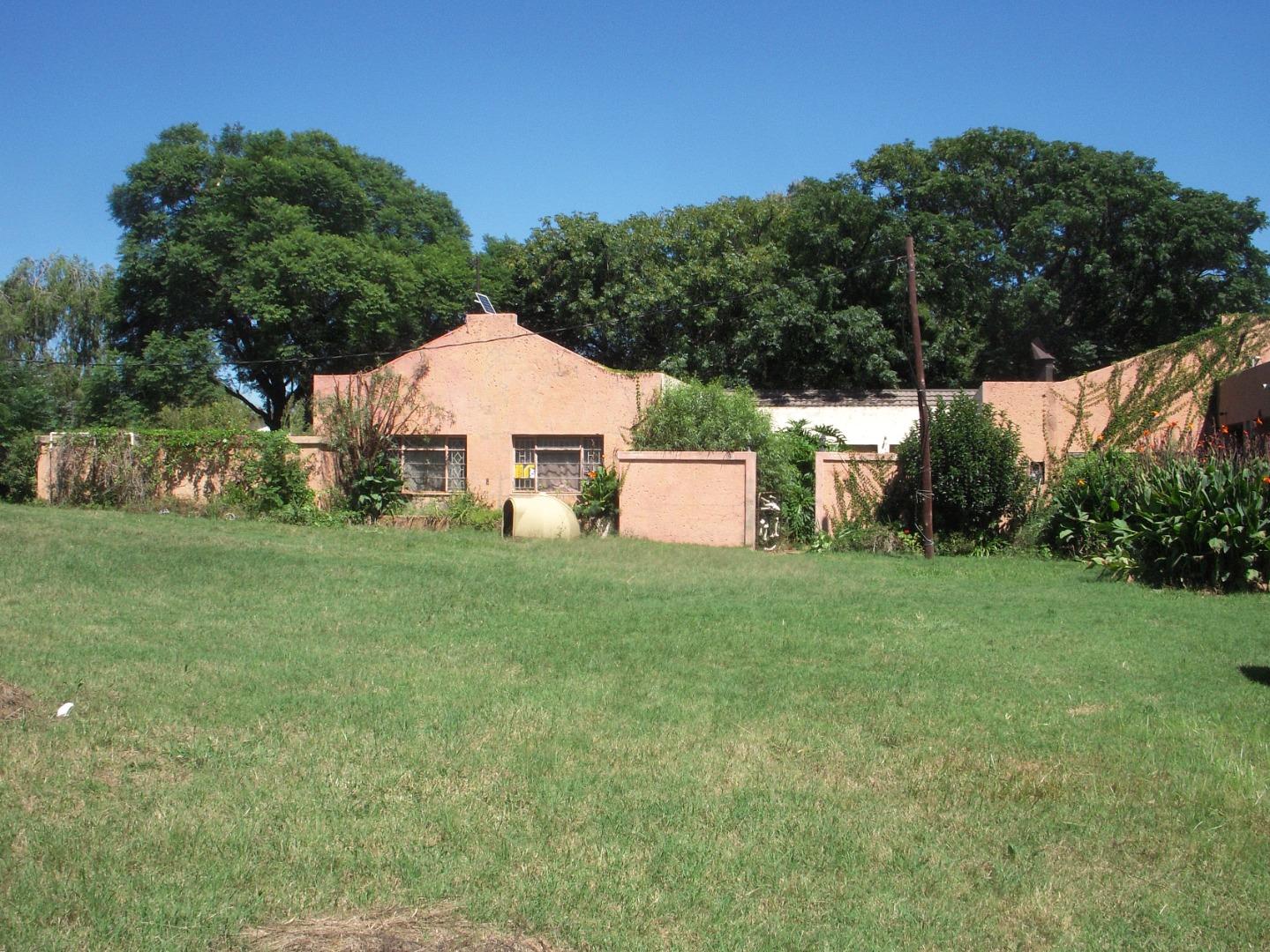 7 Bedroom House + Cottage/Flat for Sale - Gauteng
