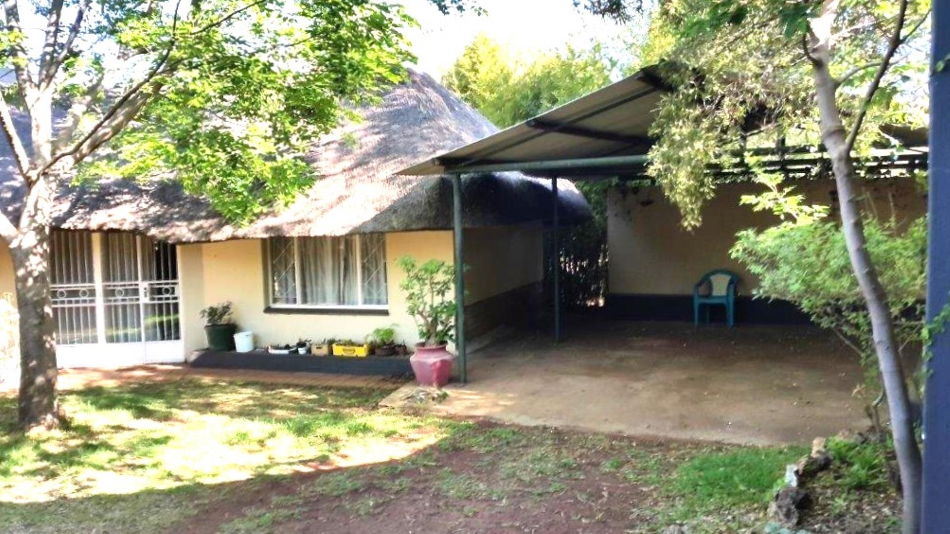 766429_THATCH_COTTAGE_CARPORT.jpg